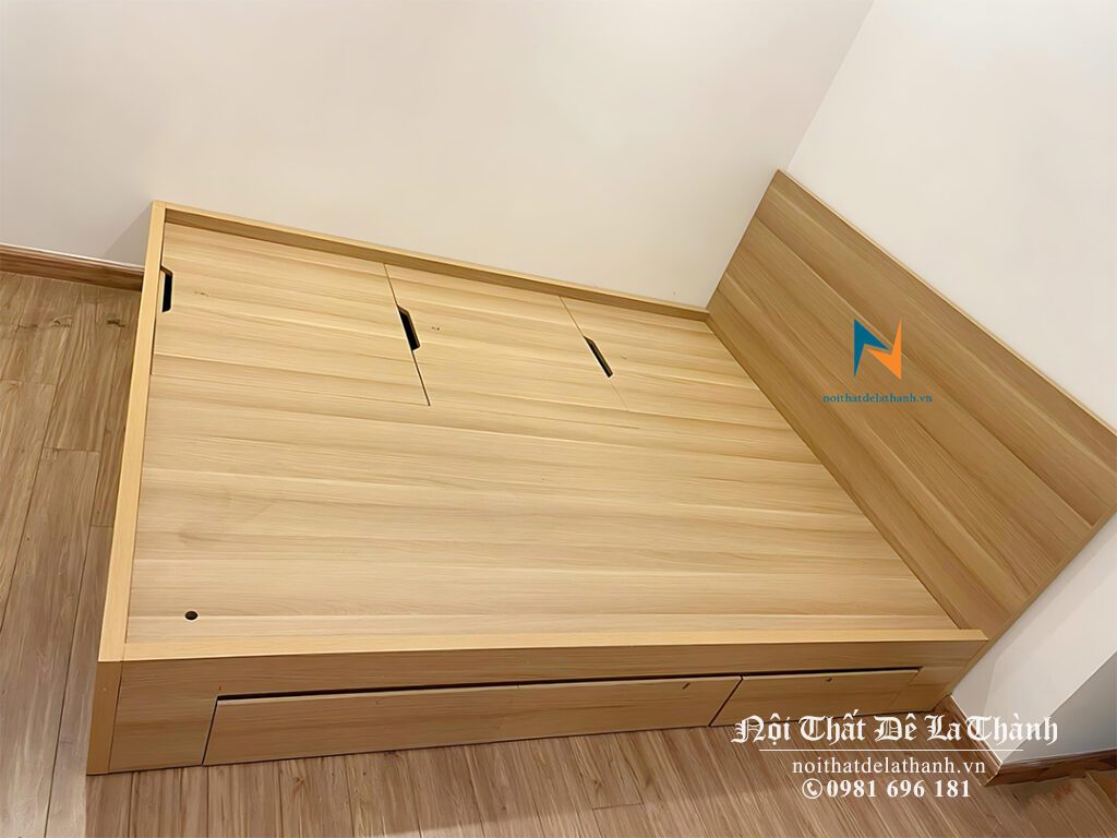 Chiếc giường thông minh thuộc phân khúc giá rẻ, chất liệu MDF phủ melamine, kích thước 1m4 x 2m, thiết kế theo phong cách hiện đại gồm 3 ngăn kéo bên vai, 3 tấm lật pitong, đầu giường trơn đơn giản nhưng đẹp mắt