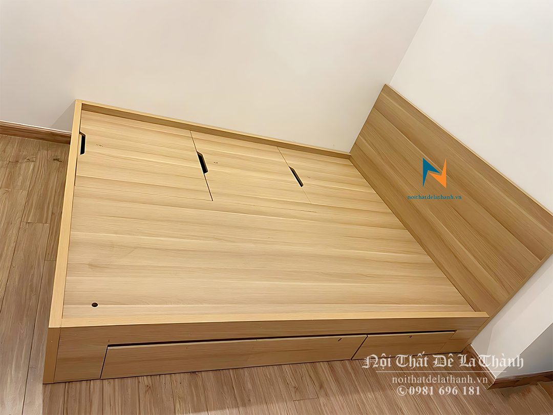 Chiếc giường thông minh thuộc phân khúc giá rẻ, chất liệu MDF phủ melamine, kích thước 1m4 x 2m, thiết kế theo phong cách hiện đại gồm 3 ngăn kéo bên vai, 3 tấm lật pitong, đầu giường trơn đơn giản nhưng đẹp mắt