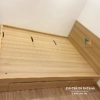 Chiếc giường thông minh thuộc phân khúc giá rẻ, chất liệu MDF phủ melamine, kích thước 1m4 x 2m, thiết kế theo phong cách hiện đại gồm 3 ngăn kéo bên vai, 3 tấm lật pitong, đầu giường trơn đơn giản nhưng đẹp mắt