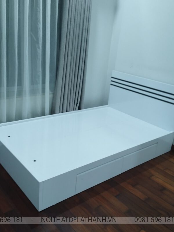 Chiếc giường ngủ gỗ công nghiệp 1m2 màu trắng có 2 ngăn kéo dành cho người lớn hoặc trẻ em