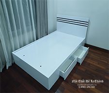 Giường 1m2 màu trắng có ngăn kéo, đầu cao có 3 kẻ chỉ màu đen rất đẹp