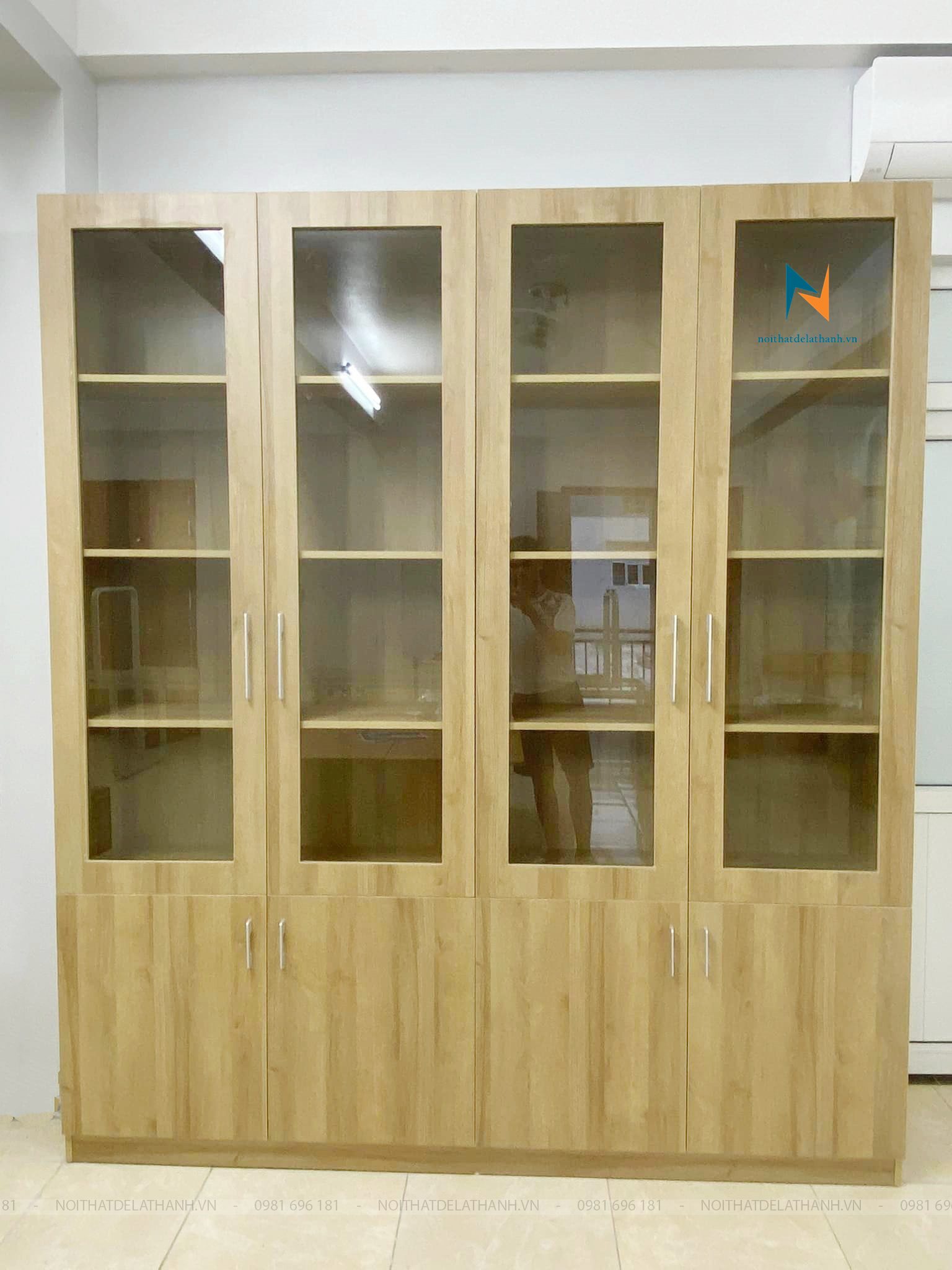 Chiếc tủ để hồ sơ văn phòng gỗ công nghiệp MDF cánh kính hiện đại, kích thước 1m6x2m