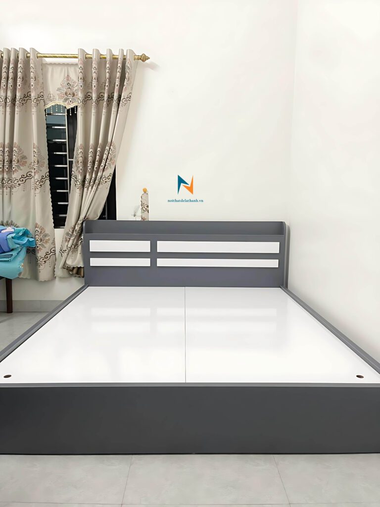 Ảnh thực tế chiếc giường 2m 2m4 phong cách hiện đại, màu chì, đầu cao có 4 kẻ chỉ màu trắng