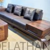 Cận cảnh chiếc văng dài của sofa gỗ óc chó, chân đùi gà