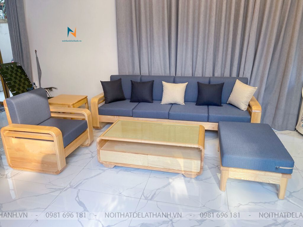 Chiếc ghế sofa gỗ đơn giản được làm bằng gỗ sồi/ gỗ tần bì kích thước 2m4 x 1m7, đi kèm là một ghế đơn, 1 đôn 60cmx90cm và một bàn trà rất đẹp, làm tôn lên vẻ đẹp của phòng khách