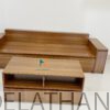 Chiếc ghế sofa gỗ công nghiệp thiết kế theo phong cách hiện đại với 3 ngăn kéo và 2 cánh mở ở tay sofa. Khách hàng có lựa chọn thêm bàn sofa gỗ MDF nếu có nhu cầu