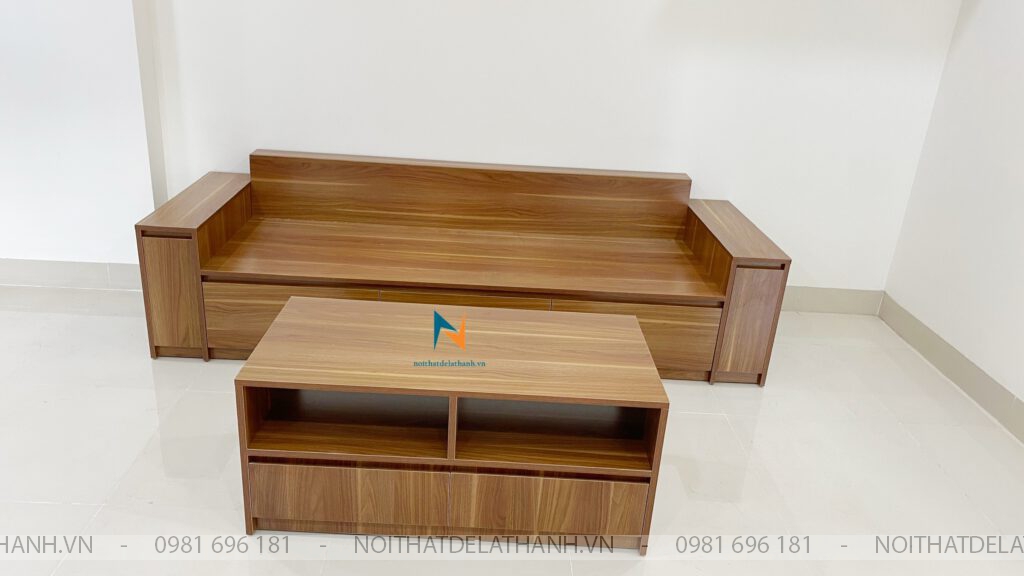 Chiếc ghế sofa gỗ công nghiệp thiết kế theo phong cách hiện đại với 3 ngăn kéo và 2 cánh mở ở tay sofa. Khách hàng có lựa chọn thêm bàn sofa gỗ MDF nếu có nhu cầu