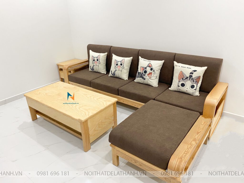 Bộ sofa văng gỗ giá rẻ, đi kèm là các tựa mút bọc nỉ và 4 chiếc gối nhỏ xinh