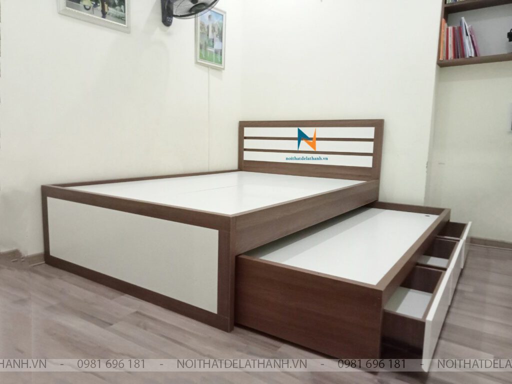 Chiếc giường kéo thông minh 1m2x2m (giường mẹ bồng con) với thiết kế 2 trong 1: để nguyên là 1 chiếc giường đơn 1m2, kéo ra bên dưới có thêm 1 chiếc giường nữa, nấc thứ 3 có thêm 3 ngăn kéo tiện dụng