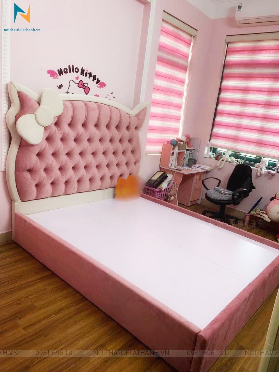 Giường ngủ hello kitty 1m2x1m9, toàn thân bọc nhung màu hồng, đầu cao hình đầu chú mèo buộc nơ trắng, rút khuy rất đẹp