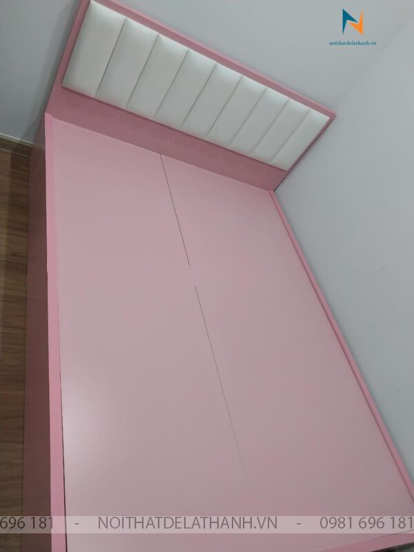 Chiếc giường đơn dành cho bé gái màu hồng siêu xinh, kích thước 1m2x1m9, gỗ MDF phủ melamine chống xước màu hồng, đầu gắn nệm da màu trắng
