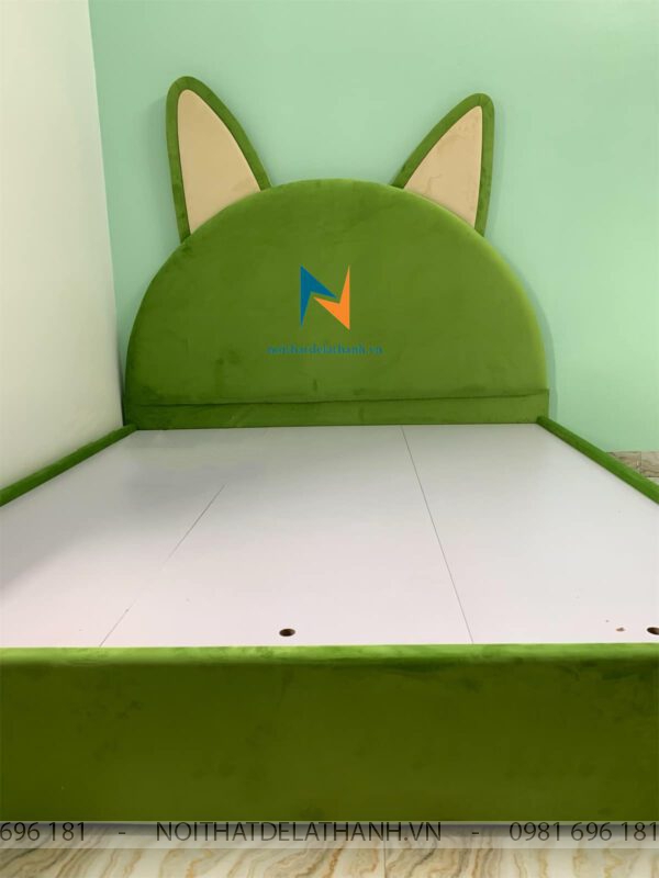 Chiếc giường tai thỏ bọc nhung màu xanh dành cho bé trai, kích thước 1m6x2m, chất liệu ván MDF Malaysia