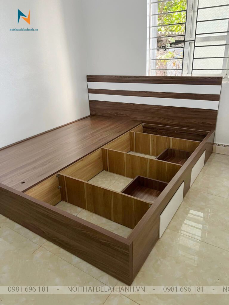 Chiếc giường gỗ MDF với thiết kế 2 ngăn kéo 2 bên thành giường, hệ thống thanh giường và vai giường cắm thẳng xuống đất giúp chiếc giường chịu tải lên đến hàng tấn