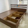 Chiếc giường gỗ MDF với thiết kế 2 ngăn kéo 2 bên thành giường, hệ thống thanh giường và vai giường cắm thẳng xuống đất giúp chiếc giường chịu tải lên đến hàng tấn