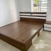 Giường gỗ mdf 1m6x2m, màu óc chó, đầu giường có 2 kẻ trắng, vai phải giường có 2 ngăn kéo màu trắng, giường thiết kế theo phong cách hiện đại đẹp mắt