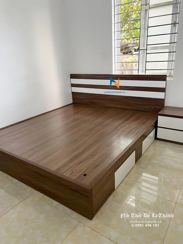 Giường gỗ mdf 1m6x2m, màu óc chó, đầu giường có 2 kẻ trắng, vai phải giường có 2 ngăn kéo màu trắng, giường thiết kế theo phong cách hiện đại đẹp mắt