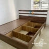 Chiếc giường gỗ MDF với thiết kế 2 ngăn kéo 2 bên thành giường, hệ thống thanh giường và vai giường cắm thẳng xuống đất giúp chiếc giường chịu tải lên đến hàng tấn