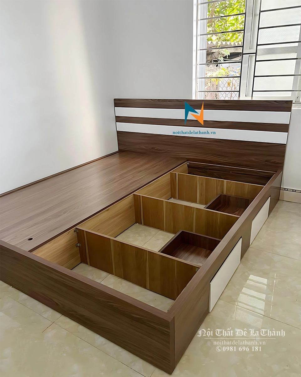 Chiếc giường gỗ MDF với thiết kế 2 ngăn kéo 2 bên thành giường, hệ thống thanh giường và vai giường cắm thẳng xuống đất giúp chiếc giường chịu tải lên đến hàng tấn