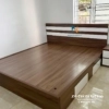 Giường gỗ mdf 1m6x2m, màu óc chó, đầu giường có 2 kẻ trắng, vai phải giường có 2 ngăn kéo màu trắng, giường thiết kế theo phong cách hiện đại đẹp mắt