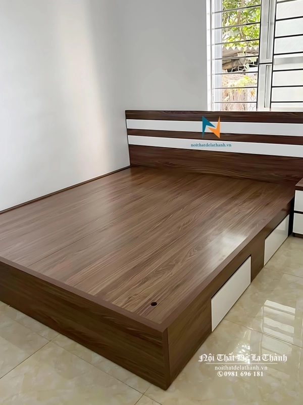 Giường gỗ mdf 1m6x2m, màu óc chó, đầu giường có 2 kẻ trắng, vai phải giường có 2 ngăn kéo màu trắng, giường thiết kế theo phong cách hiện đại đẹp mắt