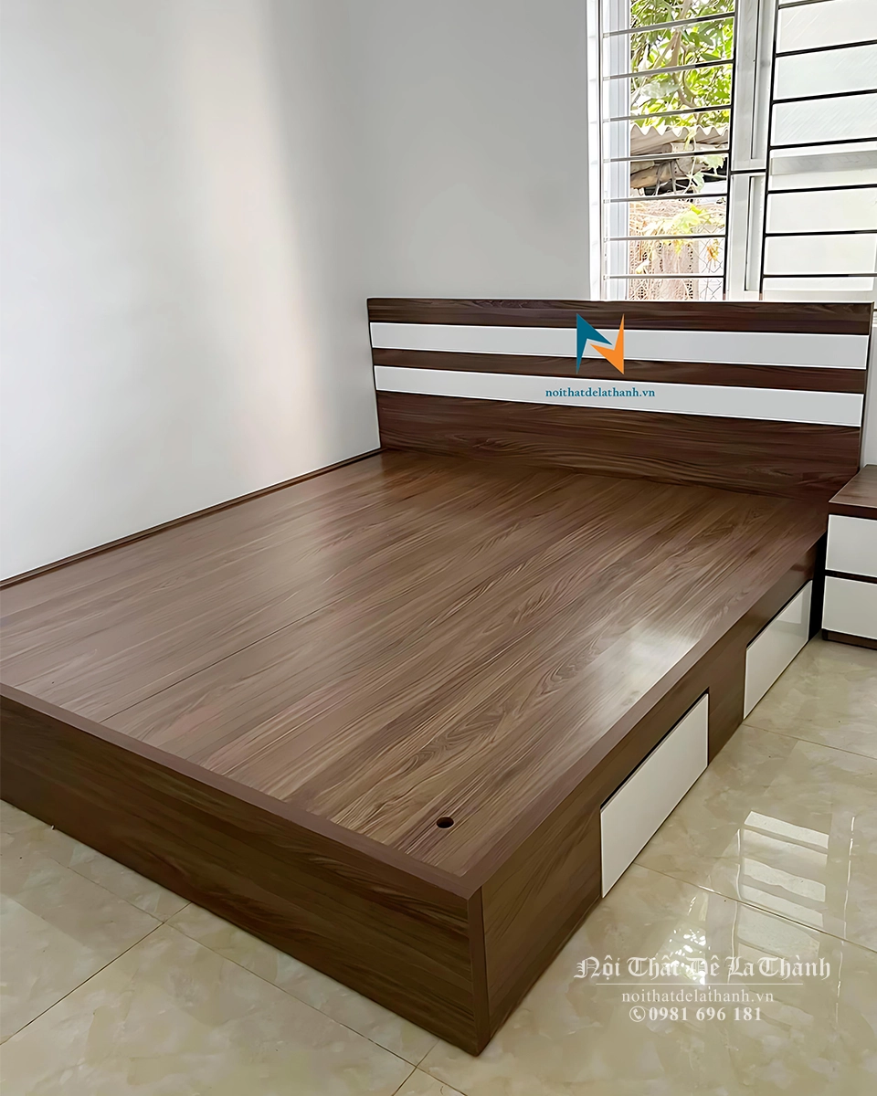 Giường gỗ mdf 1m6x2m, màu óc chó, đầu giường có 2 kẻ trắng, vai phải giường có 2 ngăn kéo màu trắng, giường thiết kế theo phong cách hiện đại đẹp mắt
