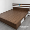 Giường gỗ mdf 1m6x2m, màu óc chó, đầu giường có 2 kẻ trắng, vai phải giường có 2 ngăn kéo màu trắng, giường thiết kế theo phong cách hiện đại đẹp mắt