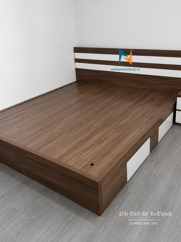Giường gỗ mdf 1m6x2m, màu óc chó, đầu giường có 2 kẻ trắng, vai phải giường có 2 ngăn kéo màu trắng, giường thiết kế theo phong cách hiện đại đẹp mắt
