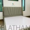 Chiếc giường gỗ công nghiệp MDF 1m8x2m được bọc da toàn thân, thiết kế theo phong cách hiện đại, đầu cao được chia 2 mảnh lớn và 5 mảnh nhỏ rất đẹp