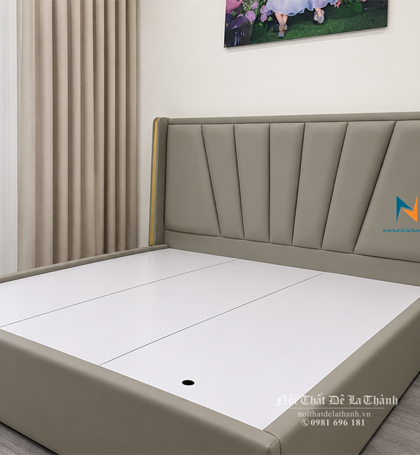 Chiếc giường gỗ công nghiệp MDF 1m8x2m được bọc da toàn thân, thiết kế theo phong cách hiện đại, đầu cao được chia 2 mảnh lớn và 5 mảnh nhỏ rất đẹp