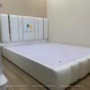 Hình ảnh thực tế chiếc giường bọc nhung toàn thân, màu trắng, kích thước 1m6x2m, rất phù hợp làm giường cưới