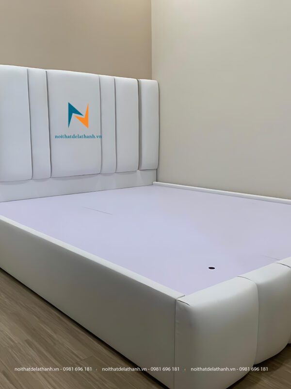 Hình ảnh thực tế chiếc giường bọc nhung toàn thân, màu trắng, kích thước 1m6x2m, rất phù hợp làm giường cưới