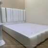 Chiếc giường bọc đệm toàn thân màu trắng 1m6x2m