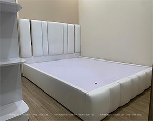 Chiếc giường bọc đệm toàn thân màu trắng 1m6x2m