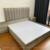Chiếc giường bọc nhung toàn thân màu xám, đầu chia thành 10 mảnh bằng nhau, kích thước 1m8x2m