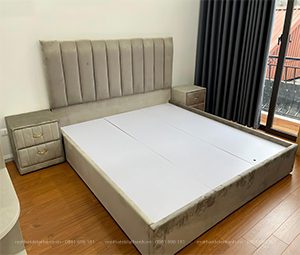 Chiếc giường bọc nhung toàn thân màu xám, đầu chia thành 10 mảnh bằng nhau, kích thước 1m8x2m