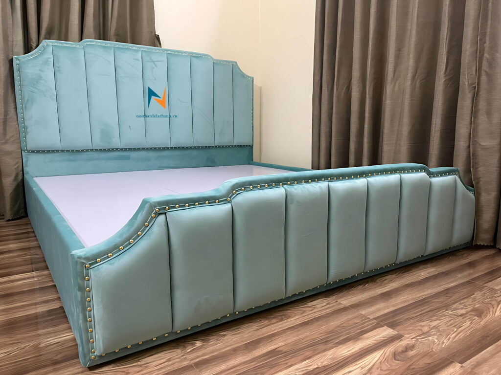 Hình ảnh thực tế chiếc giường bọc nỉ nhung màu xanh, đầu cao và đầu thấp thiết kế kiểu chia mảnh, phong cách hiện đại, kích thước 1m6x2m