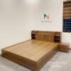 Hình ảnh thực tế chiếc giường đầu kệ, kích thước 1m6x2m, chất liệu gỗ mdf, màu gỗ vàng nâu