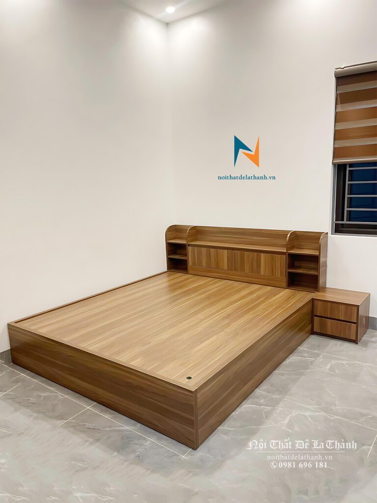 Hình ảnh thực tế chiếc giường đầu kệ, kích thước 1m6x2m, chất liệu gỗ mdf, màu gỗ vàng nâu