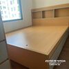 Chiếc giường có kệ sách đầu giường, vai giường có 2 ngăn kéo, kích thước 1m6x2m