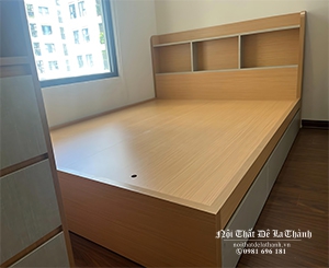 Chiếc giường có kệ sách đầu giường, vai giường có 2 ngăn kéo, kích thước 1m6x2m