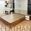 Giường gỗ công nghiệp MDF, kích thước 1m8x2m, đầu gắn nệm da chia thành 2 tấm lớn và các sọc kẻ ở chính giữa đệm