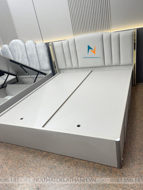 Chiếc giường gỗ công nghiệp MDF 1m6x2m được thiết kế theo phong cách hiện đại, đầu cao bọc nệm da rất đẹp mắt