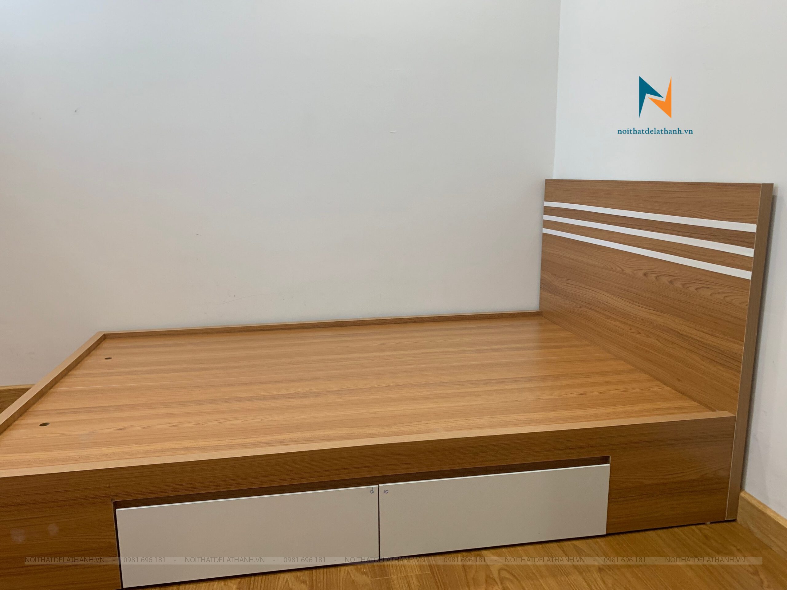 Giường gỗ MDF 1m5x1m9, thân màu gỗ, mặt ngăn kéo và 3 chỉ ở đầu cao màu trắng đẹp hài hoà