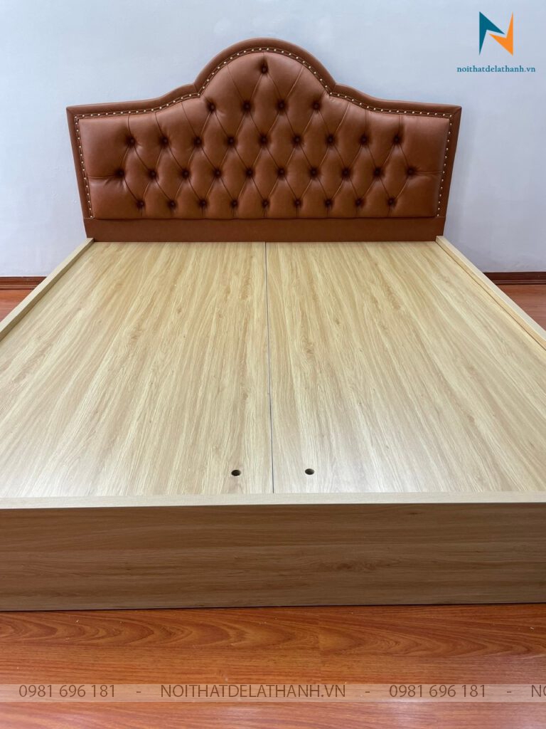 Chiếc giường gỗ công nghiệp MDF, kích thước 1m6x2m, đầu cao bọc da rút khuy rất đẹp mắt