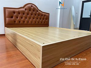 Ảnh thực tế chiếc giường đầu bọc nệm da màu da bò rất đẹp mắt