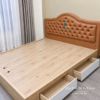 Chiếc giường gỗ công nghiệp MDF, kích thước 1m6x2m, đầu cao bọc da rút khuy rất đẹp mắt