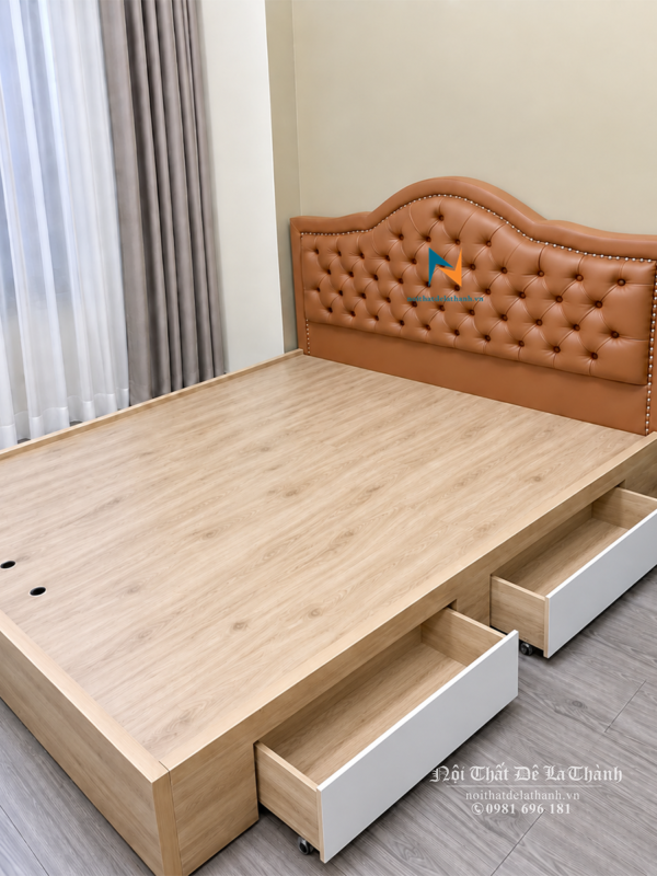 Chiếc giường gỗ công nghiệp MDF, kích thước 1m6x2m, đầu cao bọc da rút khuy rất đẹp mắt
