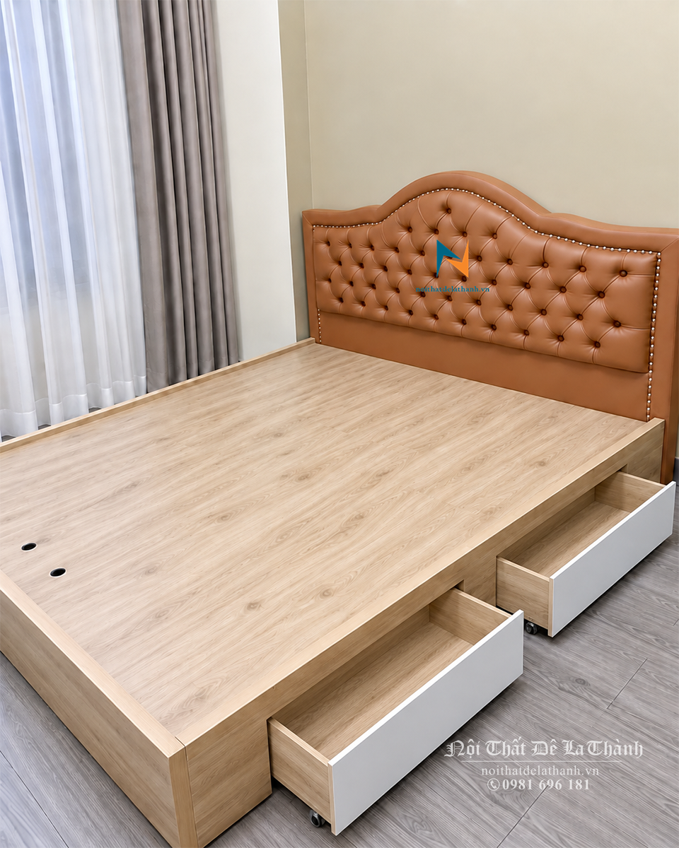 Chiếc giường gỗ công nghiệp MDF, kích thước 1m6x2m, đầu cao bọc da rút khuy rất đẹp mắt