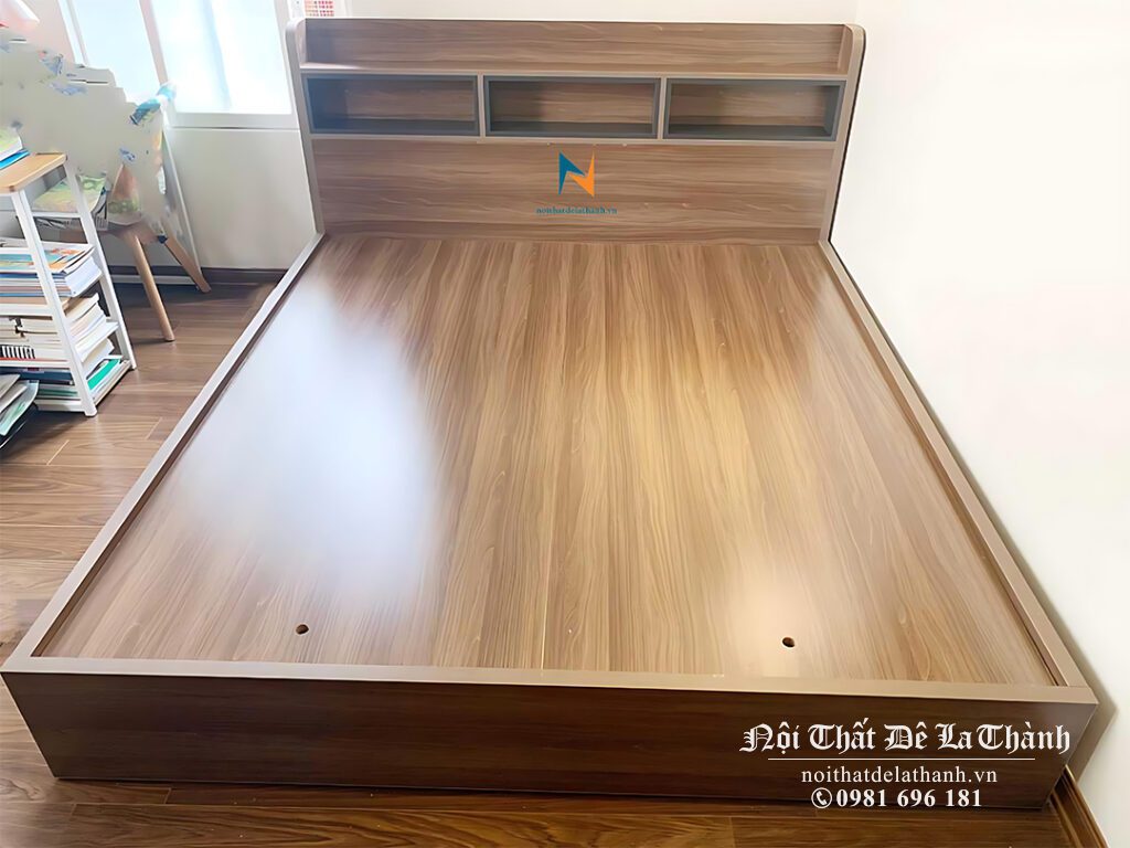 Chiếc giường gỗ công nghiệp hiện đại với đầu cao thiết kế như một chiếc kệ dùng để đồ decor, kích thước 1m8x2m