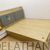Chiếc giường gỗ công nghiệp MDF 1m8x2m được thiết kế theo phong cách hiện đại với đầu hộp bọc da, 2 ngăn kéo ở đuôi giường